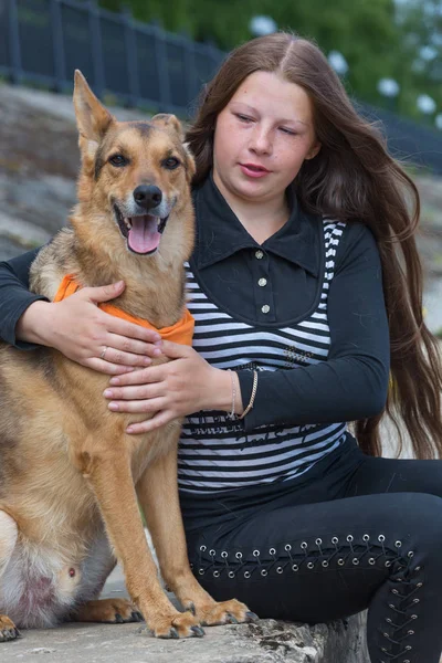 Meisje Met Een Hond Aan Kust — Stockfoto