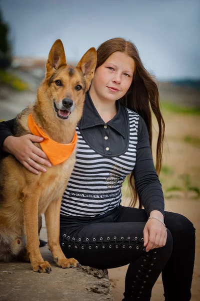 Menina Com Cão Sentado Costa — Fotografia de Stock