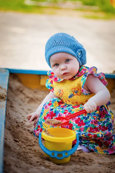 Het Kleine Meisje Speelt Voor Een Zandbak — Stockfoto