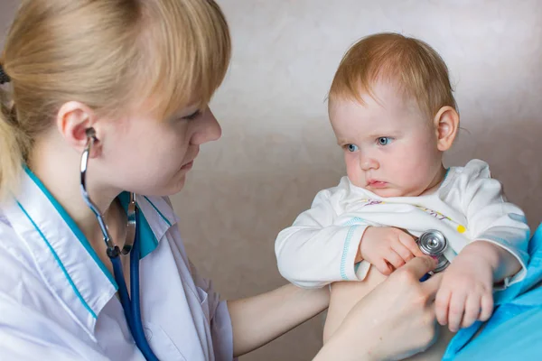 Kadın Doktor Steteskoplu Bebeği Dinliyor — Stok fotoğraf