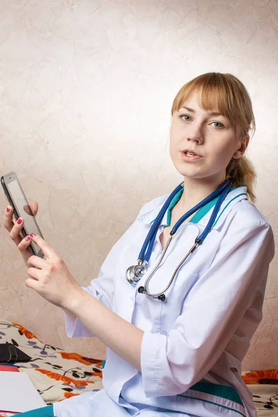 Paramedic Call Looks Tablet Computer — Stock Photo, Image