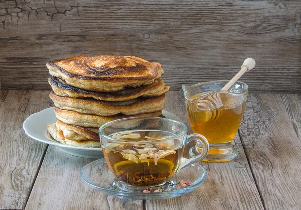 Panqueques caseros con miel — Foto de Stock