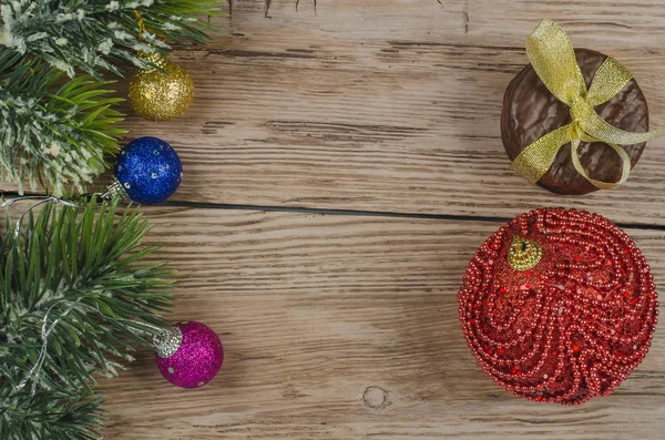 Ramo di pino con decorazioni natalizie — Foto Stock