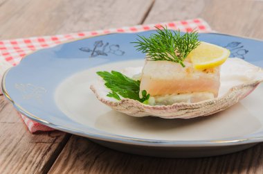 pişmiş balık içinde deniz hayvanı kabuğu