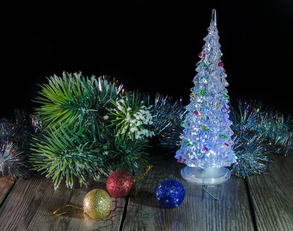 Árbol de Navidad en oscuridad —  Fotos de Stock