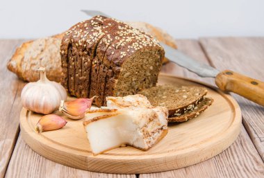 Çavdar ekmeği pastırma ile