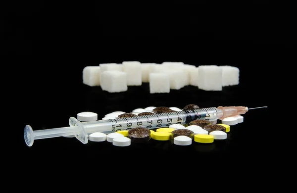 Seringa de insulina com comprimidos — Fotografia de Stock