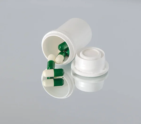 Pillole sparse dal flaconcino — Foto Stock