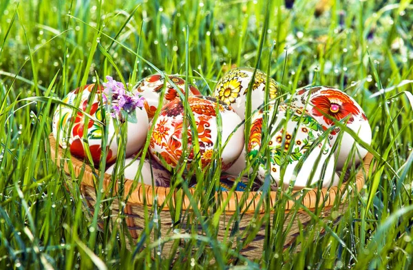 Huevos de Pascua en la hierba —  Fotos de Stock