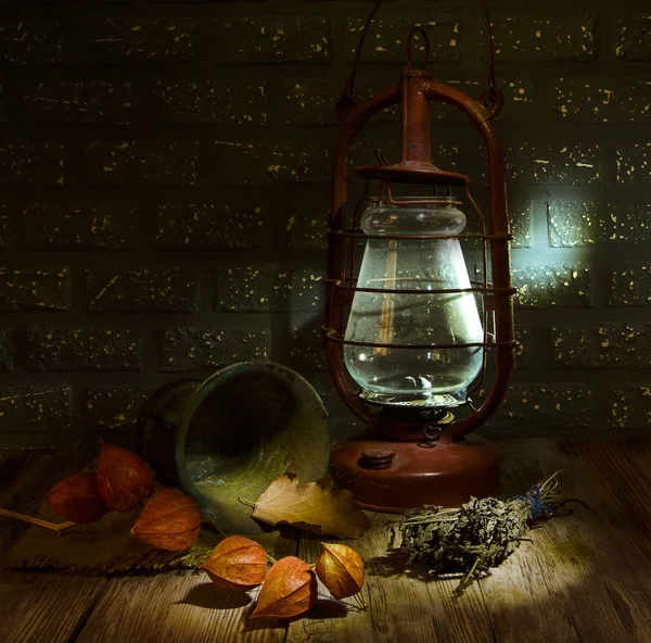 Lámpara de queroseno y antigüedades — Foto de Stock