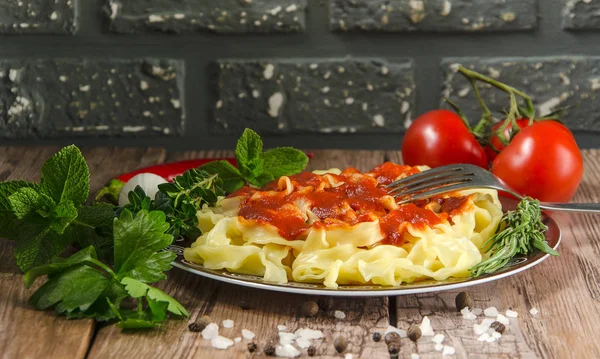 Nudeln in Tomaten — Stockfoto