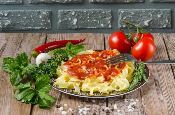 Nudeln in Tomaten — Stockfoto