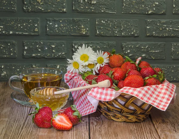 Erdbeeren und Tee — Stockfoto