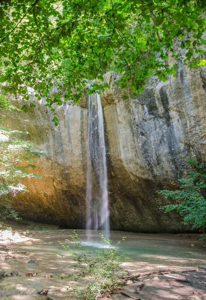 Cachoeira na floresta — Fotografia de Stock