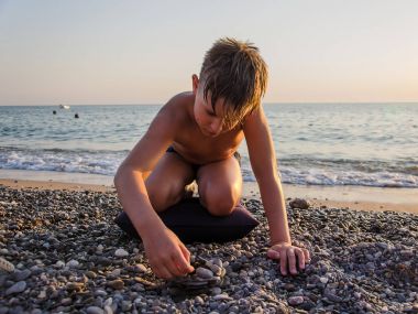 Genç binada taş yığını