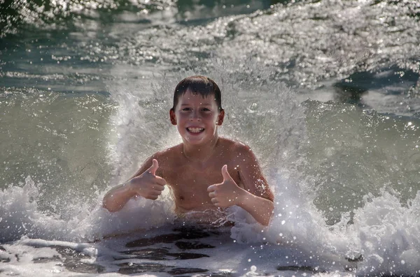 Adolescente en el mar — Foto de Stock