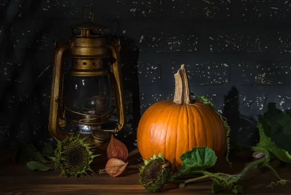 Lampe au kérosène et citrouille — Photo