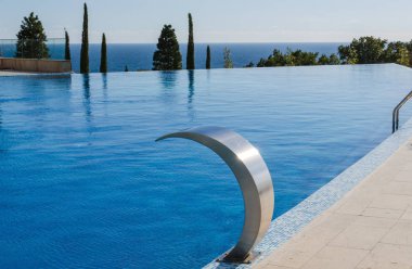 Otel havuzunda yüzme havuzu