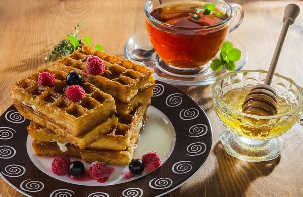 Tee und Waffeln — Stockfoto