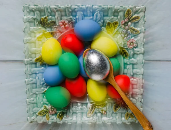 Huevos de Pascua en plato —  Fotos de Stock