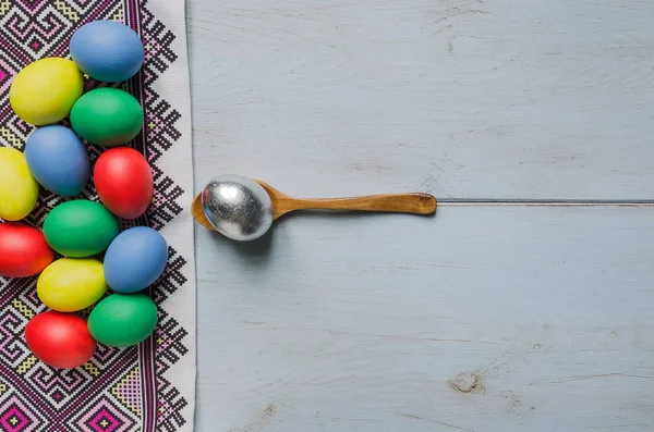 Paskalya yumurtaları Bulaşık bezi üzerinde — Stok fotoğraf