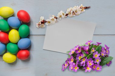 Paskalya yumurtaları ve kart