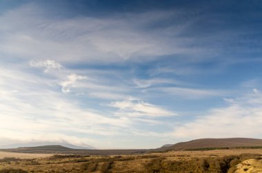beyaz bulutlar ve bahar gökyüzü