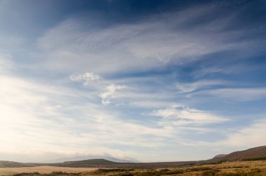 beyaz bulutlar ve bahar gökyüzü