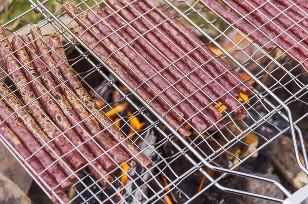 Сосиски в решетке — стоковое фото