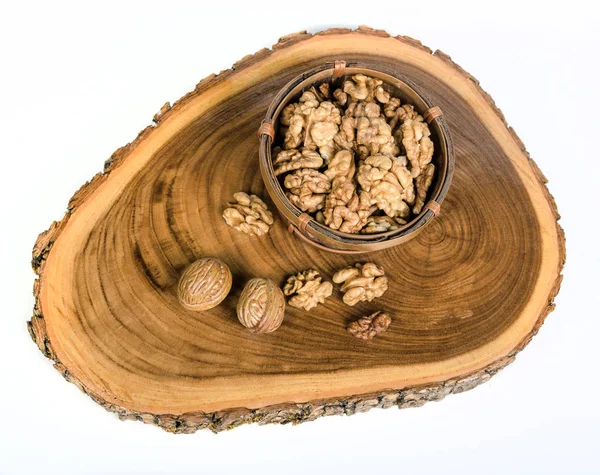 Ядра грецкого ореха на деревянной плите — стоковое фото