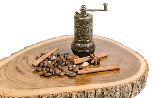 Grains de café aux épices et moulin à main — Photo