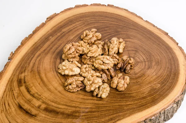 Walnut kernels on wooden slab — Stock Photo, Image