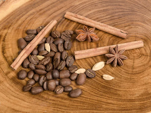Grains de café aux épices sur dalle — Photo