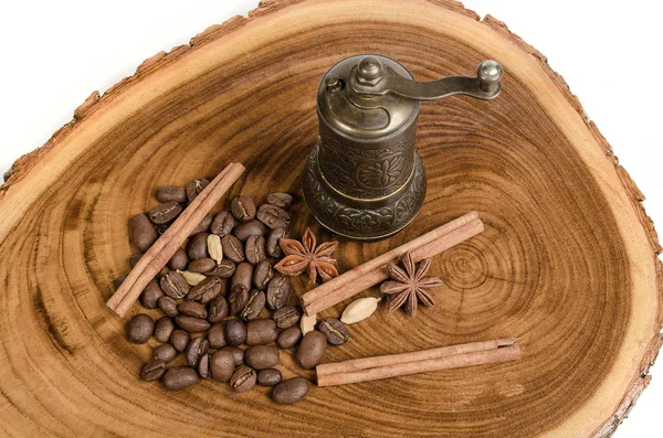 Grains de café aux épices et moulin à main — Photo