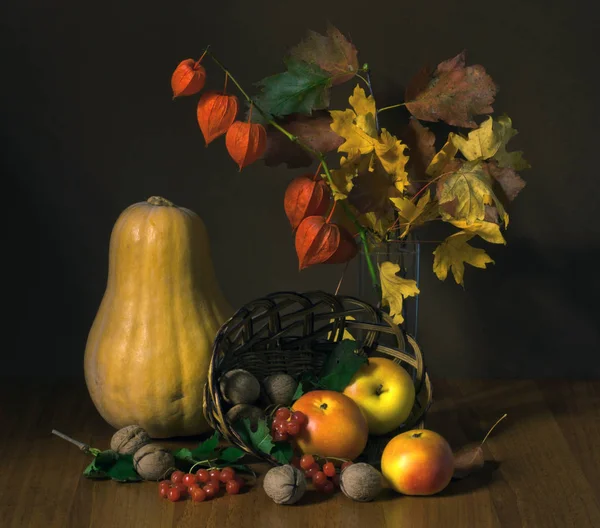 Natura morta di zucche e mele — Foto Stock
