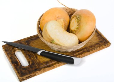 Şalgam ve bıçak kesme tahtasının üzerinde. 