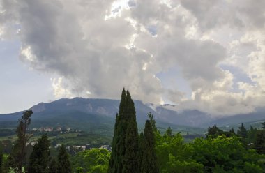 Dağların üzerinde fırtına bulutları