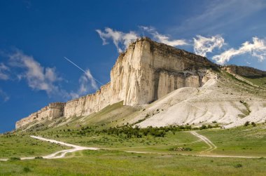 Kırsal yol ve beyaz kaya