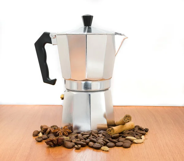 Zilveren geiser koffiezetapparaat met bonen — Stockfoto