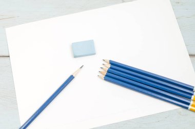 Sayfadaki grafit kalemler 