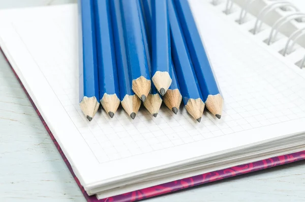 Ołówki grafitowe na stronie notebooka — Zdjęcie stockowe