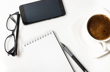 defter, telefon ve kahve.