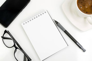 defter, telefon ve kahve.