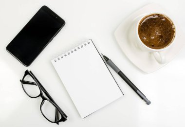 defter, telefon ve kahve.