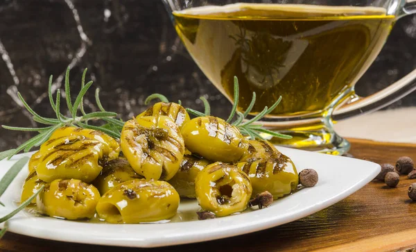 Grilované zelené olivy na talíři — Stock fotografie