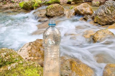 Bahar ormanlarında kaynak suyu ve plastik şişe