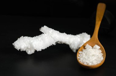 Siyah arkaplanda beyaz tuz kristalleri