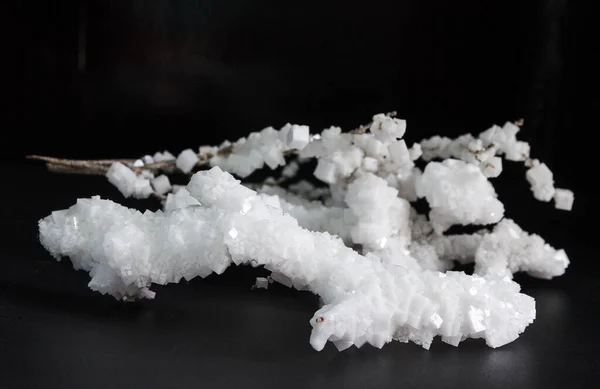 Vita Kristaller Salt Svart Bakgrund Mörker — Stockfoto