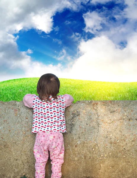 Niña buscando una pared . — Foto de Stock