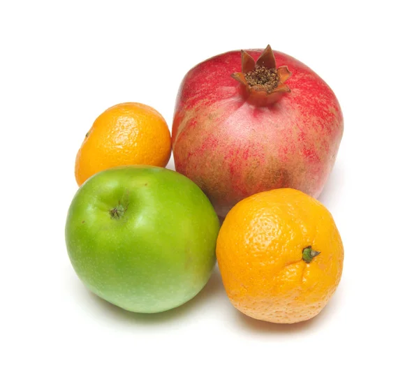 Granada, manzana, mandarina sobre blanco — Foto de Stock